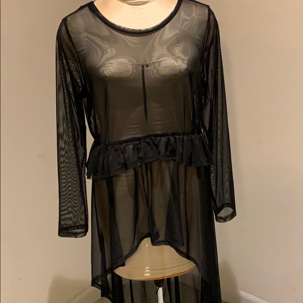 Black High-low shirt.